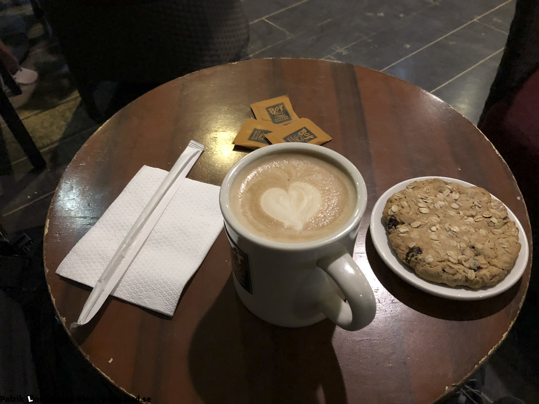 Bo's Coffee, Oatmeal and Rasin Cookie, Dumaguete, Philippines © Patrik Lord Travel Blog