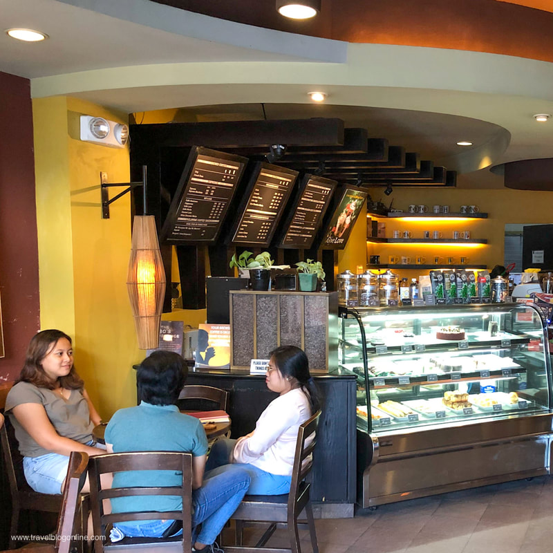 Bo’s Coffee Tagbilaran, Bohol, Philippines, expectant customers © www.travelblogonline.com