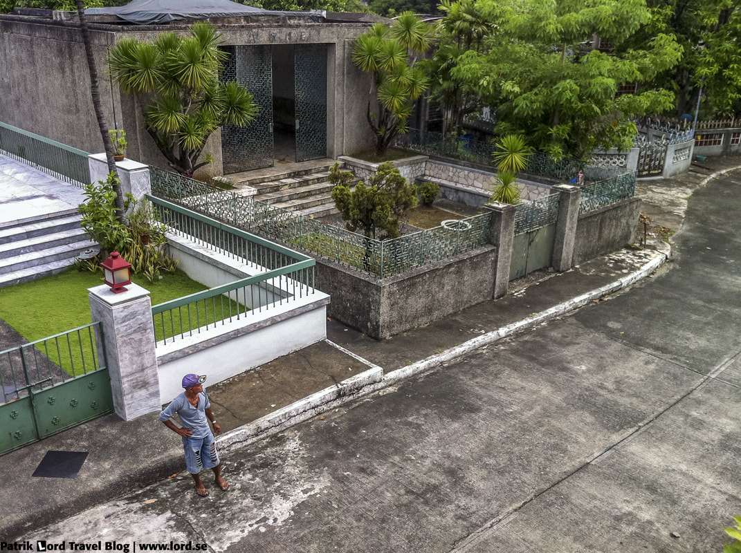 Chinese Cemetery, My guide is patiently waiting for me, Manila, Philippines © Patrik Lord Travel Blog