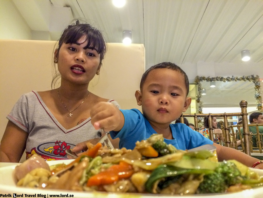 Review of Shang Palace Seafood Restaurant everybody happy with the food (Bohol, Philippines) © Patrik Lord Travel Blog