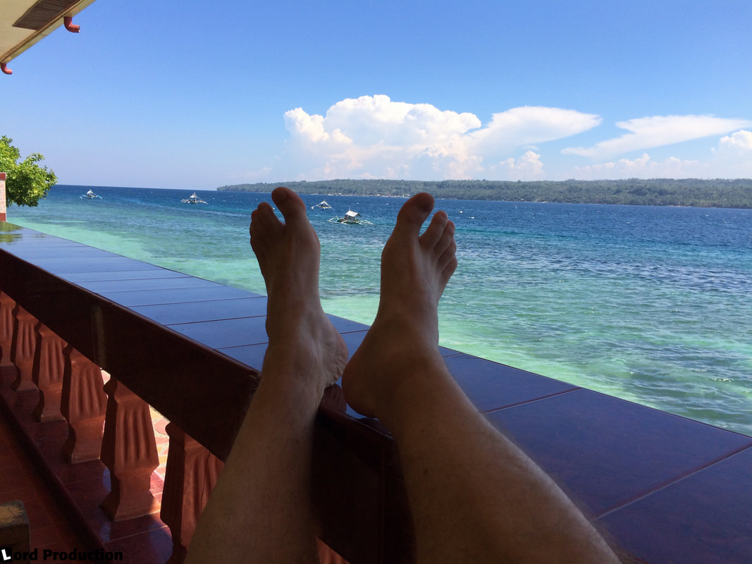 Reviews of hotels in Philippines Samal Island The Red Parrot Inn Sea View with feet © Patrik Lord Travel Blog